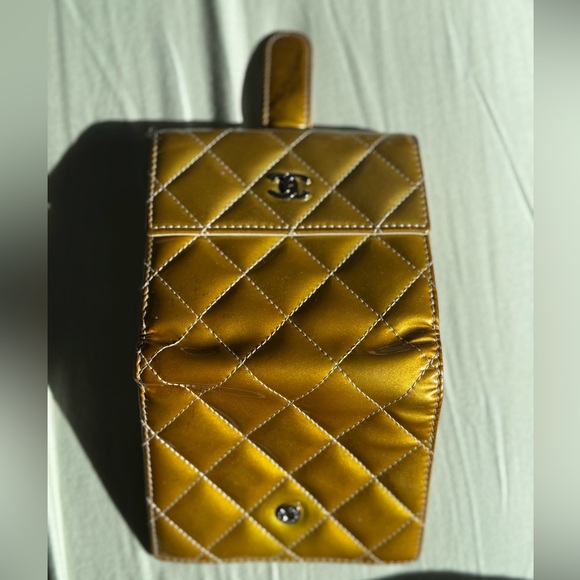 CHANEL 2012 PATENT LEATHER DIAMOND STITCH COMPACT WALLET - Picture 8 of 15